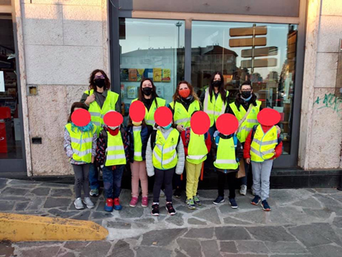 gruppo bambini linea rossa