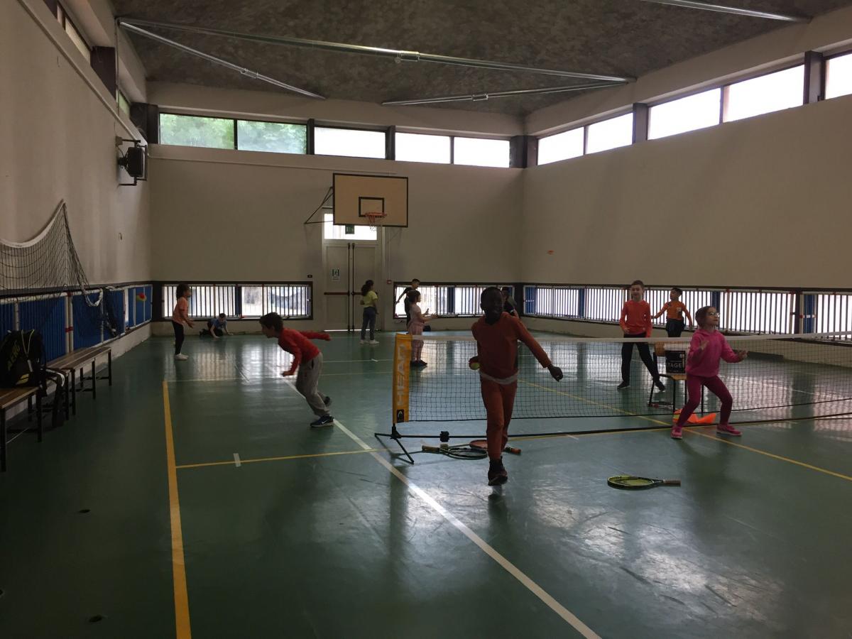 bambini giocano a tennis