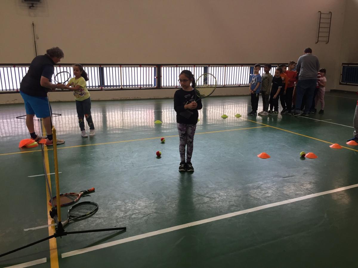 bambini giocano a tennis