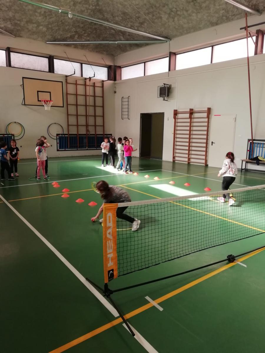 bambini giocano a tennis