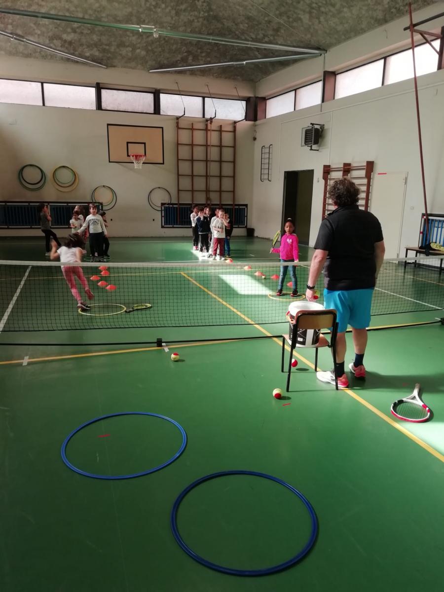 bambini giocano a tennis