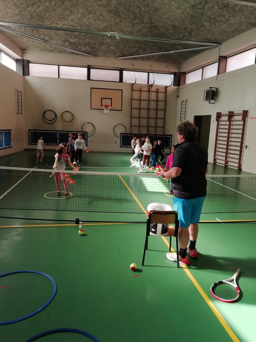 bambini giocano a tennis