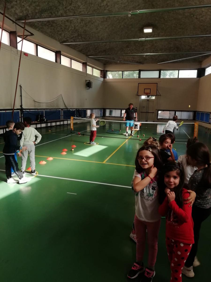 bambini giocano a tennis